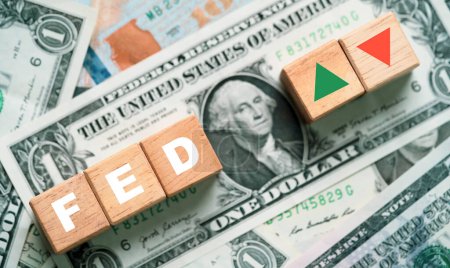 La redacción de la FED con flecha verde hacia arriba y roja hacia abajo en el billete de un dólar para el aumento de la reserva bancaria federal y disminuir el control de los tipos de interés que afectan al concepto de crecimiento económico estadounidense y mundial.