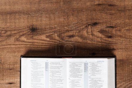 Foto de Una Biblia abierta sobre una mesa de madera, copyspace, biblia plana laica - Imagen libre de derechos