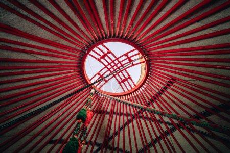 Interior de la yurta tradicional en el valle de Jetii Oguz Kirguistán.