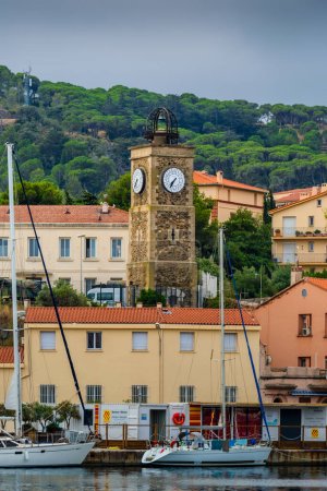 Téléchargez les photos : Clock of Port-Vendres city at morning at Occitanie in France - en image libre de droit