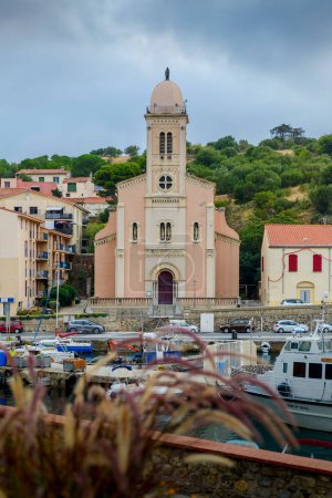 Téléchargez les photos : Church of Port-Vendres at Occitanie in France - en image libre de droit