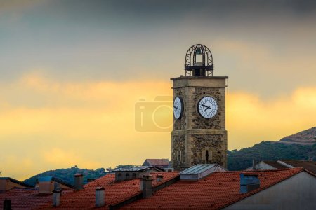 Téléchargez les photos : Clock of Port-Vendres city at sunrise at Occitanie in France - en image libre de droit