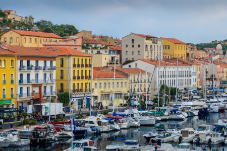 Téléchargez les photos : Harbor and city of Port-Vendres at morning at Occitanie in France - en image libre de droit