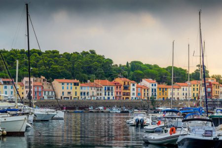 Téléchargez les photos : Harbor and city of Port-Vendres at morning at Occitanie in France - en image libre de droit