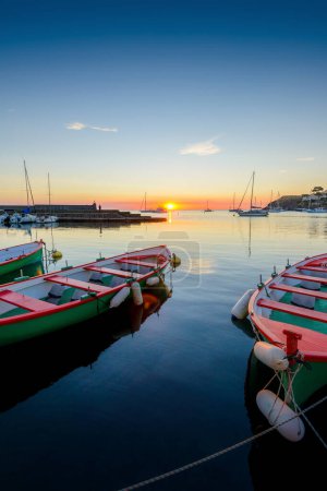 Téléchargez les photos : Catalan boats of Collioure at sunrise at Occitanie in France - en image libre de droit