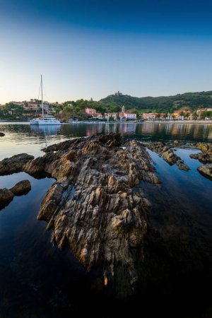 Téléchargez les photos : Collioure bay with rocks and beach at sunrise at Occitanie in France - en image libre de droit