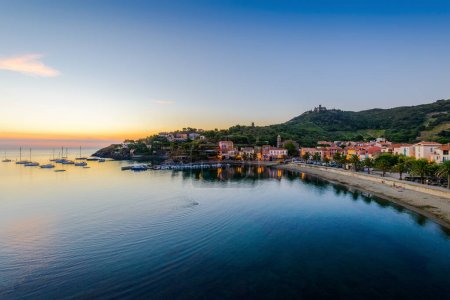 Téléchargez les photos : Collioure city and beach at sunrise at Occitanie in France - en image libre de droit