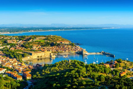 Téléchargez les photos : Landscape of Collioure city with harbor and sea at Occitanie in France - en image libre de droit
