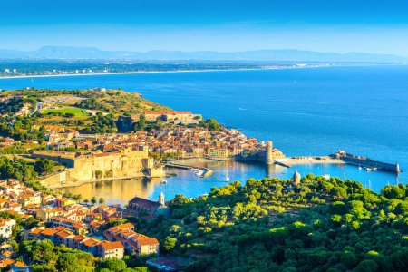 Téléchargez les photos : Landscape of Collioure city with harbor and sea at Occitanie in France - en image libre de droit