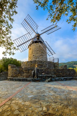 Foto de Windmill of Collioure with mornong lights at Occitanie in France - Imagen libre de derechos