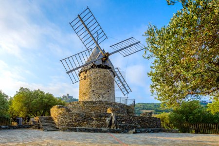 Téléchargez les photos : Windmill of Collioure with mornong lights at Occitanie in France - en image libre de droit