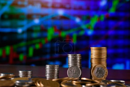 Foto de Pila de moneda formando un gráfico de barras, dinero brasileño en un gráfico financiero - Imagen libre de derechos