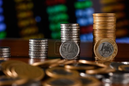 Foto de Pila de moneda formando un gráfico de barras, dinero brasileño en un gráfico financiero - Imagen libre de derechos