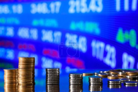 Foto de Pila de monedas formando un gráfico de barras en un gráfico, concepto de inversión, mercado financiero - Imagen libre de derechos