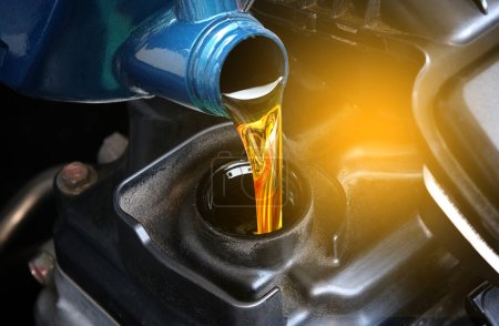 Betanken und Einfüllen von Ölqualität in das Getriebe- und Wartungsgetriebe. Energiekraftstoffkonzept.