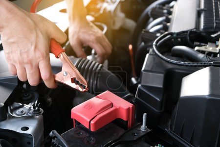 Téléchargez les photos : Technicien d'entretien de voiture Il vérifie le moteur automobile, centre d'inspection de voiture. - en image libre de droit