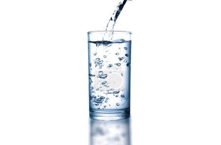 Agua limpia para una buena salud. Verter agua pura fresca de la jarra en un vaso. Concepto de Salud y Dieta. Estilo de vida Salud y Belleza.