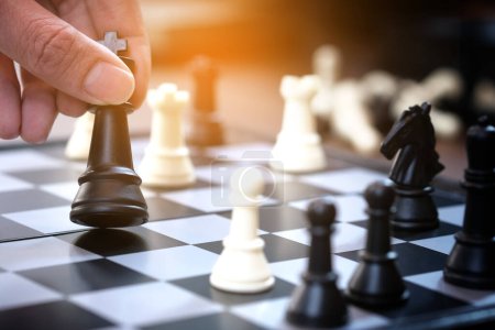 Die Hände der Menschen am Wettbewerb und die strategischen Planungsrichtlinien am Schachbrett. Erfolgreich