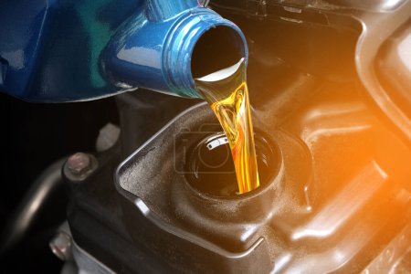 Téléchargez les photos : Ravitaillement et verser de l'huile de qualité dans le moteur de la voiture Transmission et maintenance Gear .Energy concept de carburant. - en image libre de droit