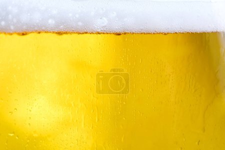 Téléchargez les photos : Contexte Bières fraîches avec des bulles de bière sur le dessus un verre à la fête - en image libre de droit