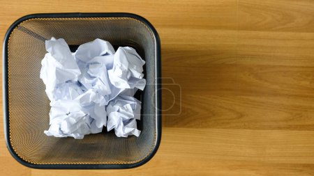 Jeter de nombreuses boules de papier froissées dans les ordures noires au bureau. Il peut utiliser le recyclage ou la réutilisation. Vidéo d'animation style 4K, Recycler concept.