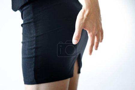 La main d'un homme attrape la jambe d'une femme de bureau. Il abuse sexuellement. Femme de bureau porter une jupe courte être agressé sexuellement. Concept de santé mentale et d'abus sexuels.