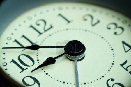 imagen del reloj despertador cara nueve o 'clock.Time concepto