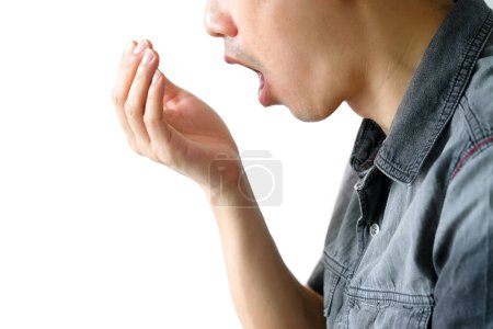 Mundgesundheit Männer benutzen Hände, um Mundgeruch und Atmung zu kontrollieren.