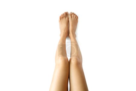 Hermosas piernas y pies femeninos sobre un fondo blanco.