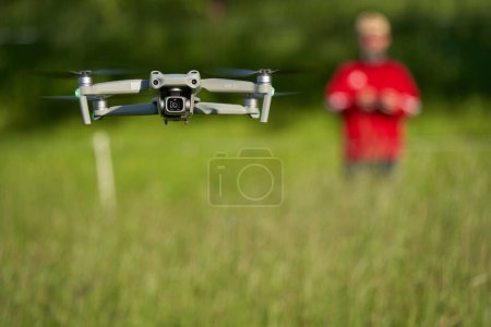 Téléchargez les photos : Nurtingen, Allemagne - 29 mai 2021 : drone Dji air 2s, avec capteurs de caméra et de nombreuses fonctionnalités de sécurité. 1 "grand capteur de caméra plus le sens de l'air et la technologie ads-b. - en image libre de droit