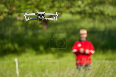 Téléchargez les photos : Nurtingen, Allemagne - 29 mai 2021 : Le dernier drone du fabricant dji. Quadcopter air 2s avec de nombreuses fonctions photo et vidéo. Systèmes de sécurité tels que les sens de l'air et ads-b a l'objet volant. - en image libre de droit