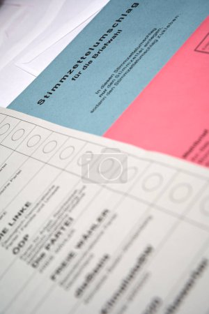 Gros plan d'un bulletin de vote du Bundestagswahl allemand symbolisant le processus démocratique et la participation électorale.