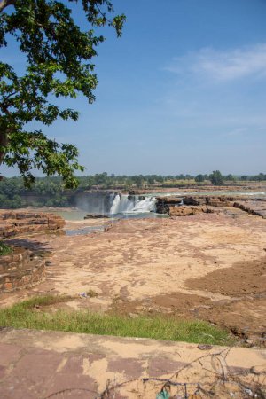 Téléchargez les photos : Chitrakot cascade est une belle cascade située sur la rivière Indravati dans le district de Bastar de l'état de Chhattisgarh en Inde - en image libre de droit