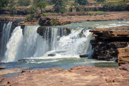 Téléchargez les photos : Chitrakot cascade est une belle cascade située sur la rivière Indravati dans le district de Bastar de l'état de Chhattisgarh en Inde - en image libre de droit