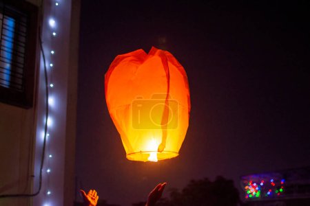 Téléchargez les photos : La lanterne remplie d'air chaud, se lève dans le ciel, très intéressant et étonnant - en image libre de droit