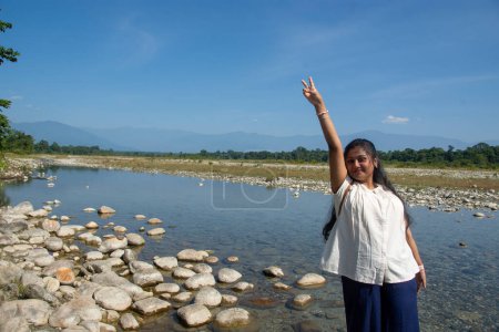 Téléchargez les photos : Une adolescente profitant de la vue sur la vallée de la rivière Murti - en image libre de droit
