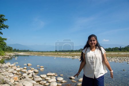 ein Teenager-Mädchen genießt die Aussicht auf das Tal des Flusses Murti