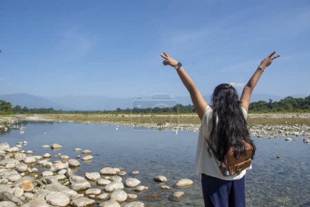 ein Teenager-Mädchen genießt die Aussicht auf das Tal des Flusses Murti