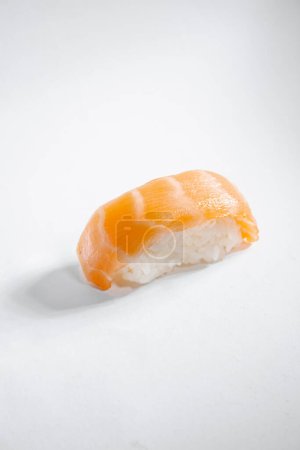 Foto de Delicioso salmón nigiri sobre fondo blanco - Imagen libre de derechos