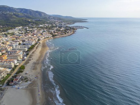 Foto de Imagen aérea de la playa de El Cargador en Alcober con el Parque Natural Sierra de Irta en el fondo, vista del dron, horizontal - Imagen libre de derechos