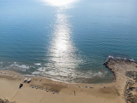 Foto de Con el reflejo del sol en las aguas turquesas en las primeras horas de la mañana, playa de Alcossebre, horizontal - Imagen libre de derechos