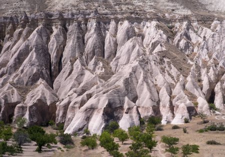 Téléchargez les photos : Cheminée de fées se formant sur le versant d'une montagne rocheuse rosée rose, effet de l'érosion hydrique sur le terrain, Goreme, vallée de la Rose, formation rocheuse, Cappadoce, Turquie, horizontale - en image libre de droit