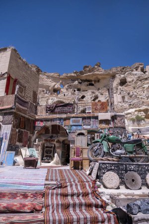 Téléchargez les photos : Rue bazar d'antiquités et tapis de rue dans un village en cappadoce, dinde, verticale - en image libre de droit