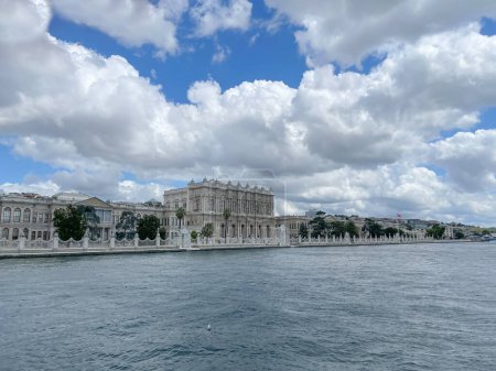 Palacio Dolmabahce visto desde el Bósforo, en un día con nubes de algodón, palacio neo barroco a orillas del Bósforo en Estambul, Turquía, horizontal