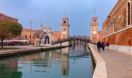 Téléchargez les photos : View of the old medieval armory towers and the bridge over the canal during the day. Venice. Italy. - en image libre de droit