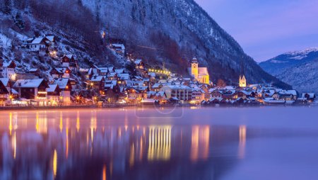 Téléchargez les photos : Picturesque view of the old city against the backdrop of mountains and a lake at sunset. Hallstatt. Austria. - en image libre de droit
