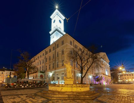 Foto de Plaza del Ayuntamiento Medieval en el casco antiguo por la noche. Lviv. Ucrania. - Imagen libre de derechos