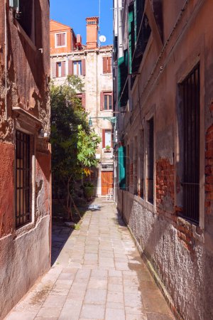 Téléchargez les photos : Vieilles maisons traditionnelles sur une étroite rue médiévale dans la partie historique de Venise. Italie. - en image libre de droit
