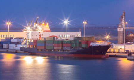 Téléchargez les photos : Grand porte-conteneurs maritime avec conteneurs dans le port de fret de Cadix. Espagne. Andalousie. - en image libre de droit