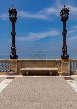 Téléchargez les photos : Vue panoramique sur le front de mer de Cadix en plein soleil. Espagne. Andalousie. - en image libre de droit